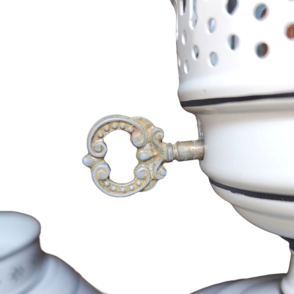 Vintage Toleware Ivory & Black Tole Metal & Glass Chimney Electric Desk Lamp 16" - Picture 8 of 13